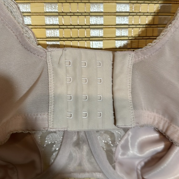 Vanity Fair Bra Cream Lace Mesh Underwire Minimizer Unlined 42D - Picture 11 of 14